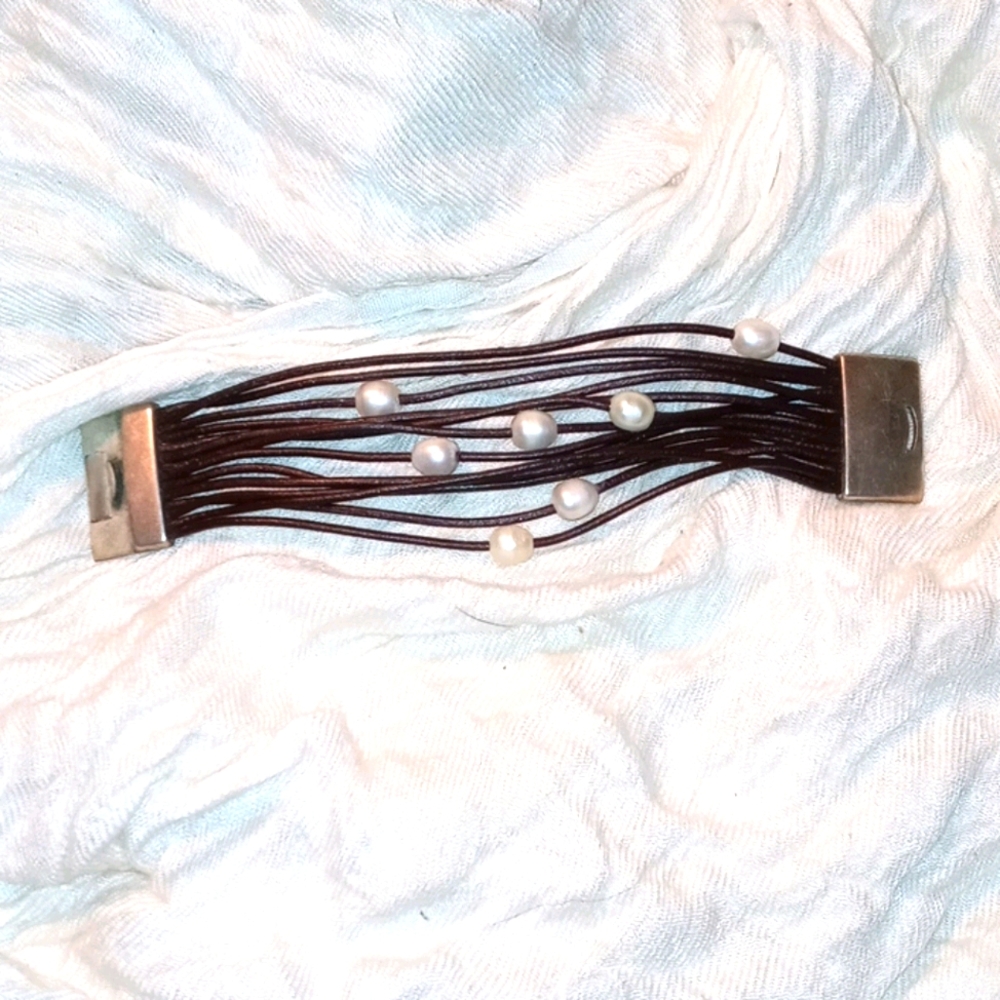 Leather & Freshwater Pearl Bracelet - Picture 2 of 4